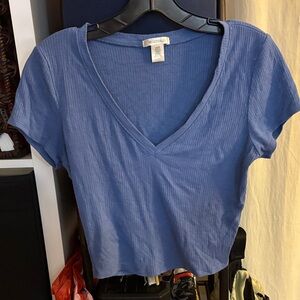 Bozzolo Soft Blue Cropped V-Neck Tee